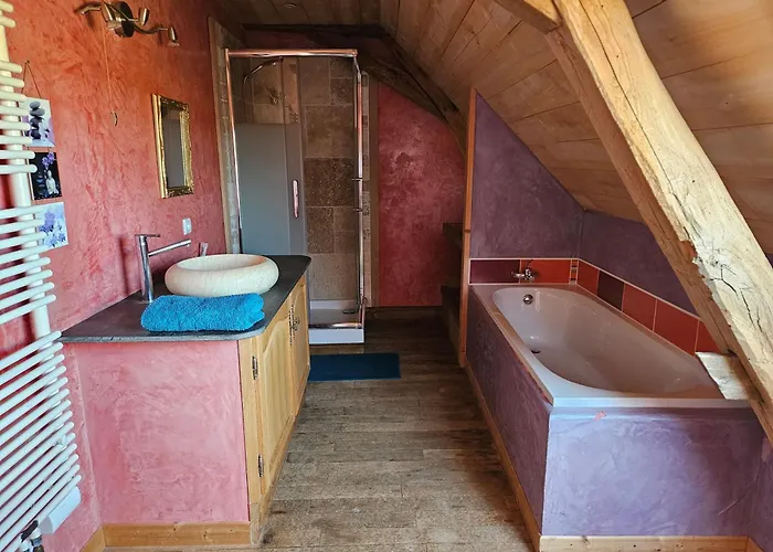 Eco-friendly House, Near Angers5 Bedrooms, 2 Bathrooms Semesterbostad Corze